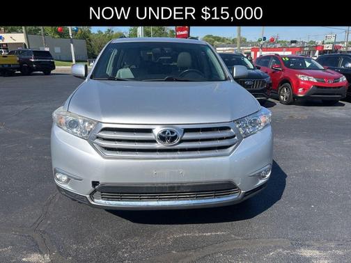 Classic Silver Metallic 2011 Toyota Highlander SE