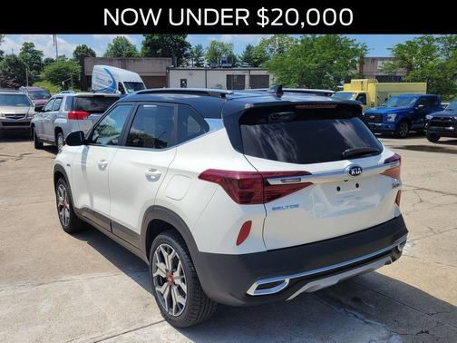 Clear White / Black Roof 2021 Kia Seltos S