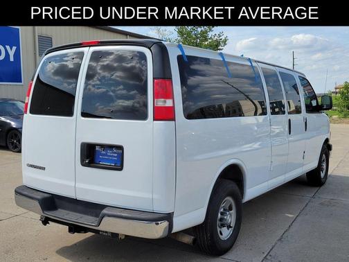 Summit White 2017 Chevrolet Express 3500 LT