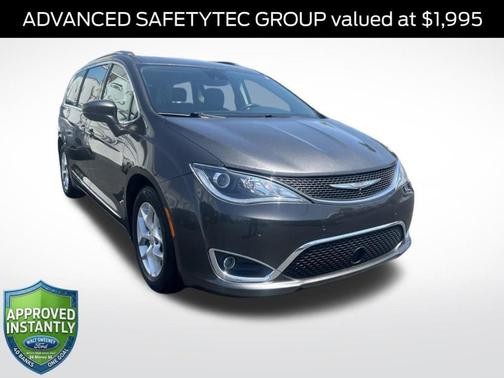 Brilliant Black Crystal Pearlcoat 2017 Chrysler Pacifica Touring-L Plus
