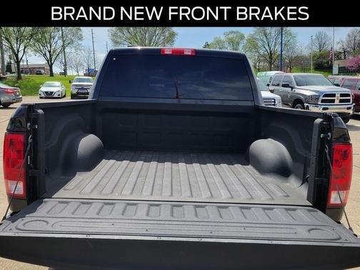 Brilliant Black Crystal Pearlcoat 2019 RAM 1500 Classic Tradesman