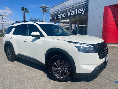 White 2023 Nissan Pathfinder SV