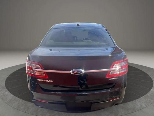 Black 2018 Ford Taurus SE