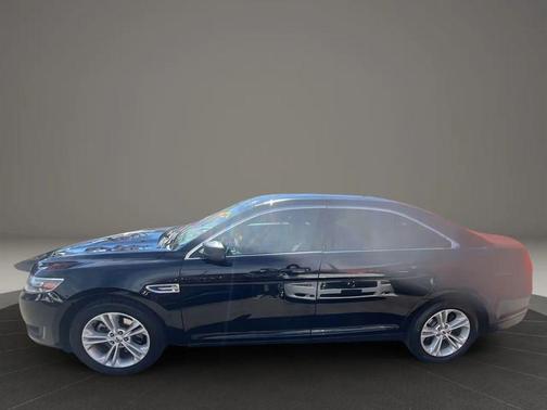Black 2018 Ford Taurus SE