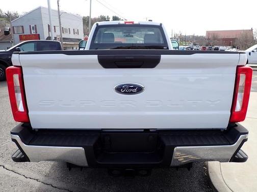 Oxford White 2026 Ford F-350 Super Duty