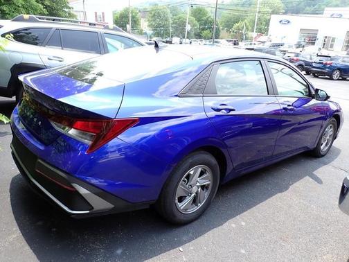 2024 Hyundai ELANTRA SE
