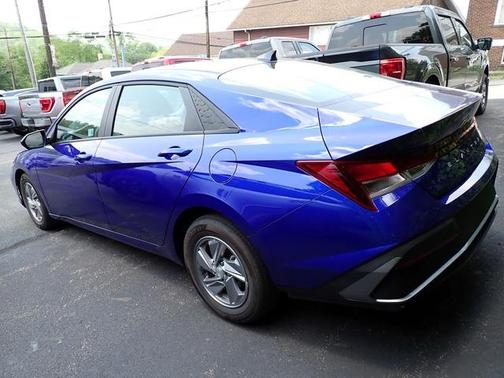 2024 Hyundai ELANTRA SE