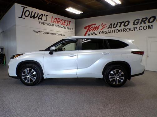 White 2024 Toyota Highlander Hybrid XLE