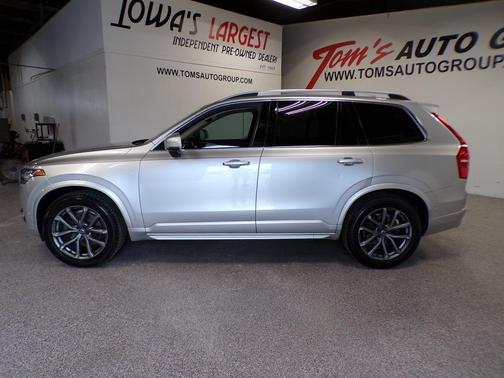 Silver 2018 Volvo XC90 T6 Momentum