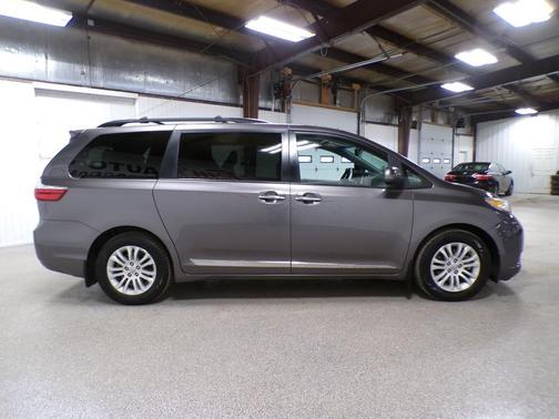 2017 Toyota Sienna XLE Premium