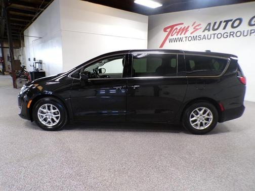 Brilliant Black Crystal Pearlcoat 2020 Chrysler Pacifica Touring