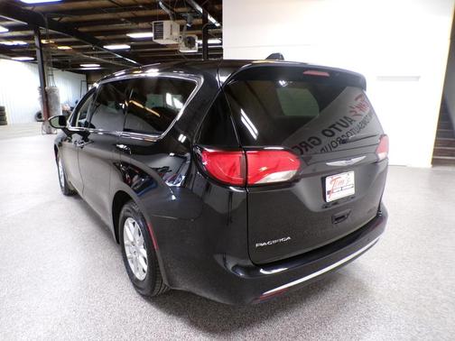 Brilliant Black Crystal Pearlcoat 2020 Chrysler Pacifica Touring