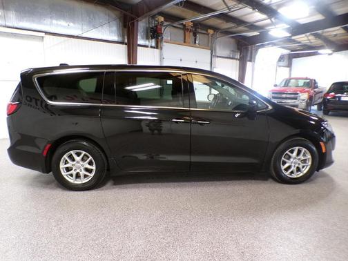 Brilliant Black Crystal Pearlcoat 2020 Chrysler Pacifica Touring