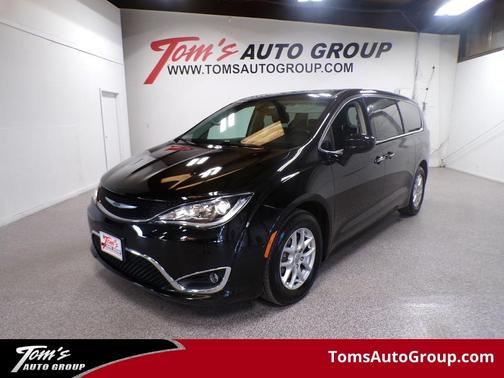 Brilliant Black Crystal Pearlcoat 2020 Chrysler Pacifica Touring