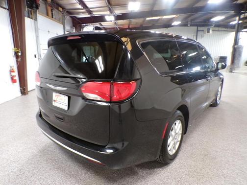 Brilliant Black Crystal Pearlcoat 2020 Chrysler Pacifica Touring
