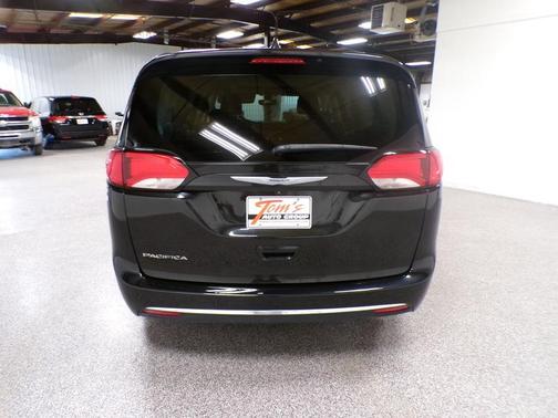 Brilliant Black Crystal Pearlcoat 2020 Chrysler Pacifica Touring