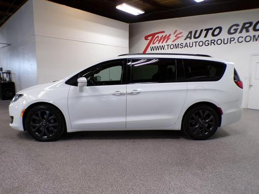 Bright White Clearcoat 2018 Chrysler Pacifica Limited