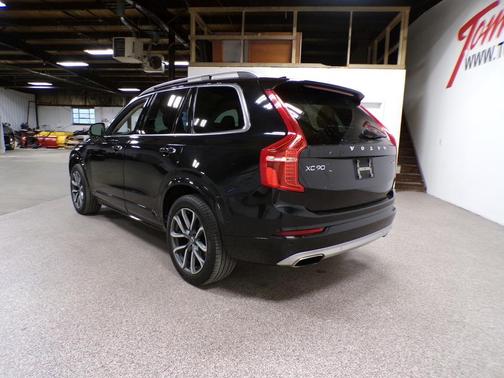 2017 Volvo XC90 T6 Momentum