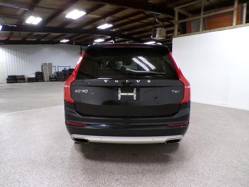 2017 Volvo XC90 T6 Momentum