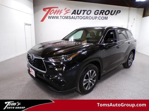 Black 2023 Toyota Highlander Hybrid XLE