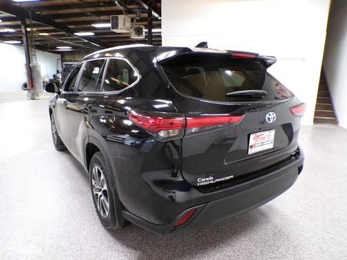 Black 2023 Toyota Highlander Hybrid XLE