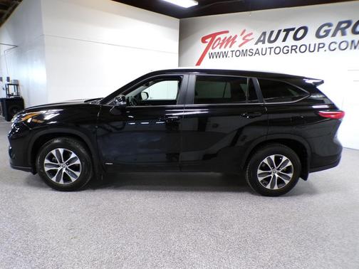 Black 2023 Toyota Highlander Hybrid XLE