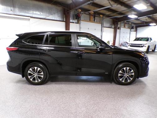Black 2023 Toyota Highlander Hybrid XLE