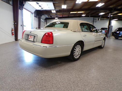 Light French Silk Metallic 2004 Lincoln Town Car Ultimate