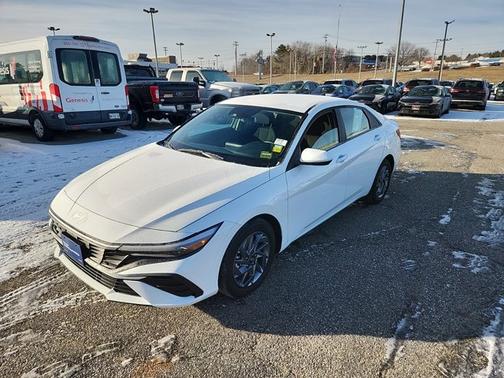 2024 Hyundai ELANTRA SEL
