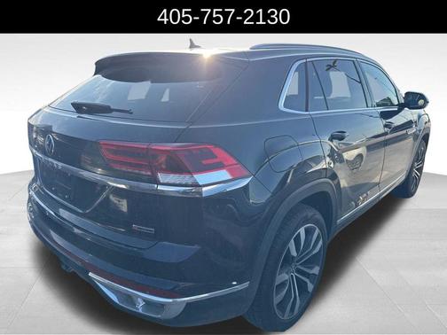 Deep Black Pearl 2022 Volkswagen Atlas Cross Sport 3.6L V6 SEL Premium R-Line