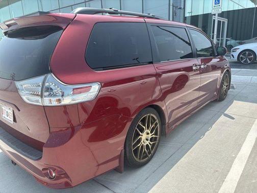 2020 Toyota Sienna SE