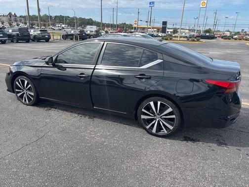 2022 Nissan Altima SR FWD