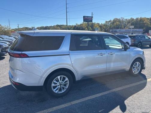 2023 Kia Carnival LX