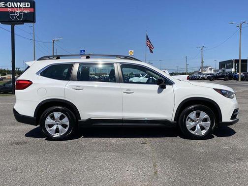 Crystal White Pearl 2022 Subaru Ascent Base 8-Passenger