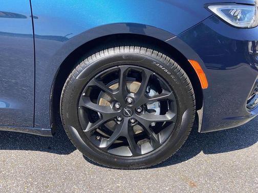 Fathom Blue Pearlcoat 2025 Chrysler Pacifica Limited
