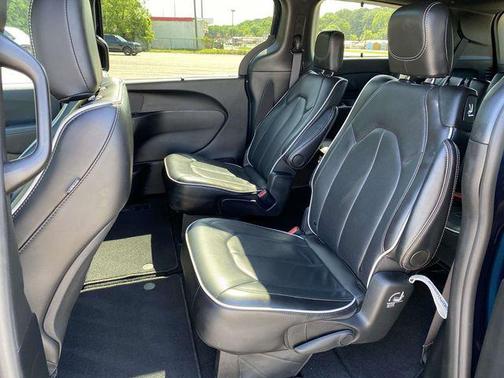 Fathom Blue Pearlcoat 2025 Chrysler Pacifica Limited