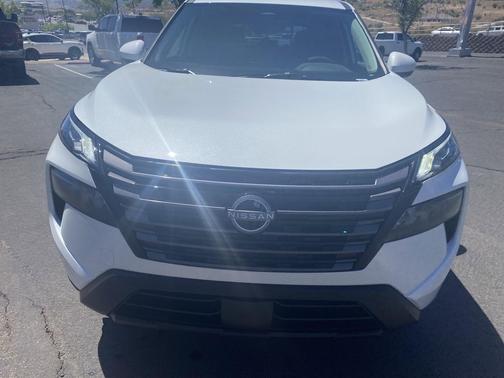 Everest White Pearl Tricoat 2026 Nissan Rogue SV