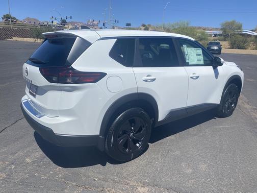 Everest White Pearl Tricoat 2026 Nissan Rogue SV