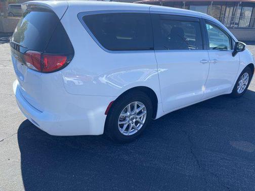 2022 Chrysler Voyager LX