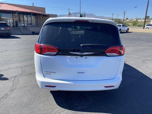 2022 Chrysler Voyager LX