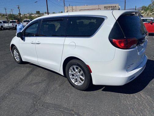 2022 Chrysler Voyager LX