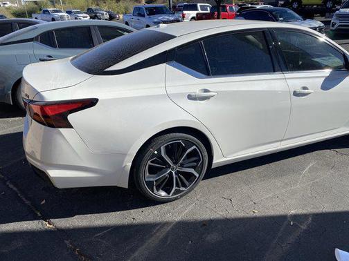 2025 Nissan Altima SR FWD