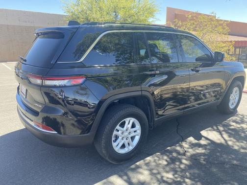 Diamond Black Crystal Pearlcoat 2023 Jeep Grand Cherokee Laredo