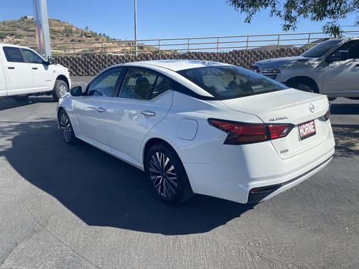 Glacier White 2025 Nissan Altima SV FWD