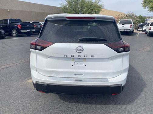 Everest White Pearl Tricoat 2026 Nissan Rogue SV