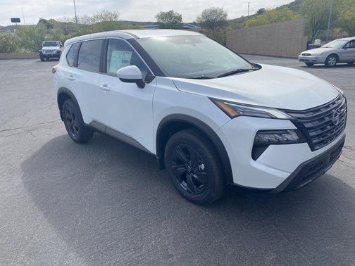 Everest White Pearl Tricoat 2026 Nissan Rogue SV