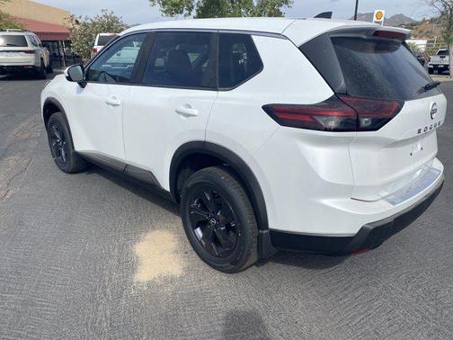 Everest White Pearl Tricoat 2026 Nissan Rogue SV