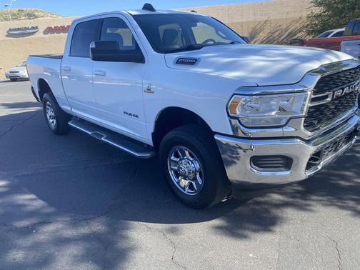 Bright White Clearcoat 2022 RAM 2500 Big Horn Crew Cab 4x4 6'4' Box
