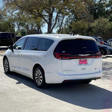 2024 Chrysler Pacifica Hybrid Select