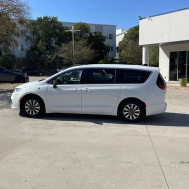 2024 Chrysler Pacifica Hybrid Select